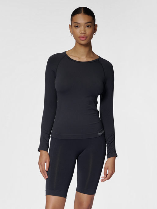 hmlTIF SEAMLESS T-SHIRT L/S, BLACK, model
