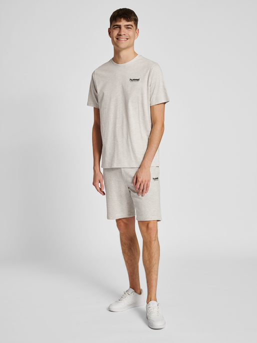 hmlLGC GABE SWEATSHORTS, TOFU MELANGE, model