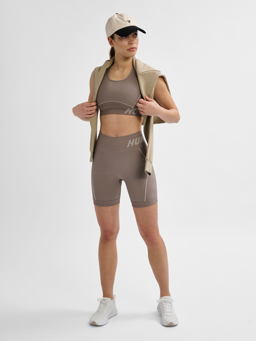 hmlTE CHRISTEL SEAMLESS SHORTS, CHATEAU GRAY/DRIFTWOOD MELANGE, model