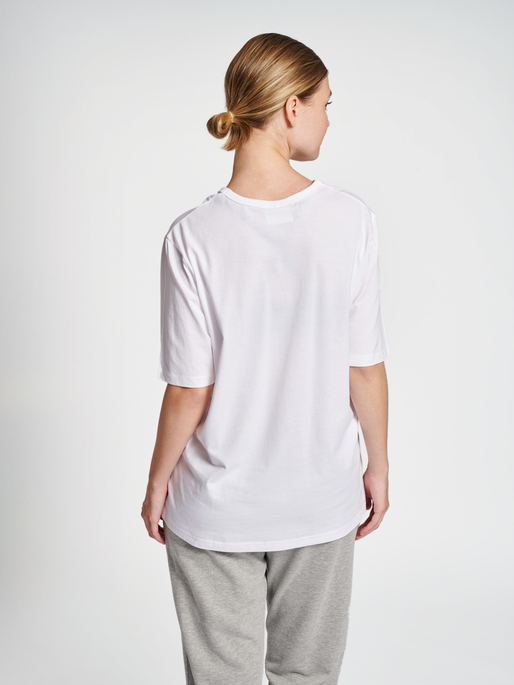 hmlIC POWEL T-SHIRT, WHITE/RED, model