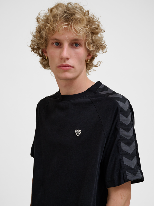 hmlARCHIVE LOOSE T-SHIRT S/S, BLACK/EBONY, model