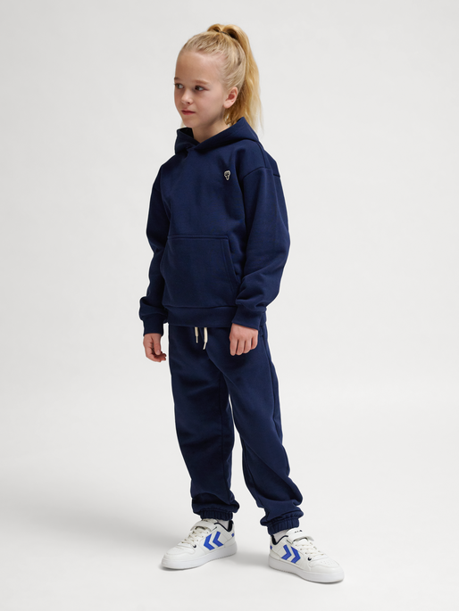hmlJR LOOSE HOODIE BEE, DRESS BLUES, model