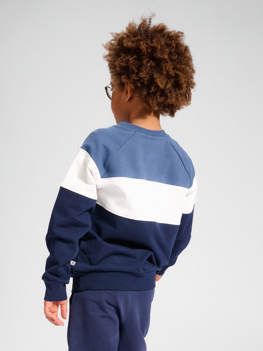 hmlCLAES SWEATSHIRT, 7050, model