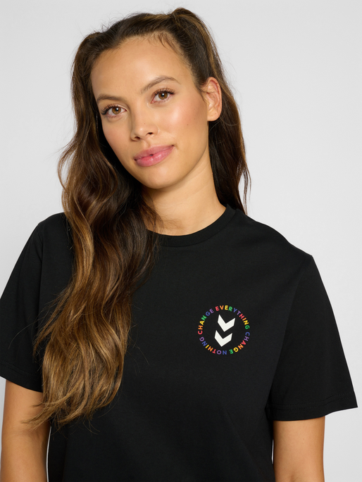 hmlEVERYTHING NOTHING T-SHIRT, BLACK, model