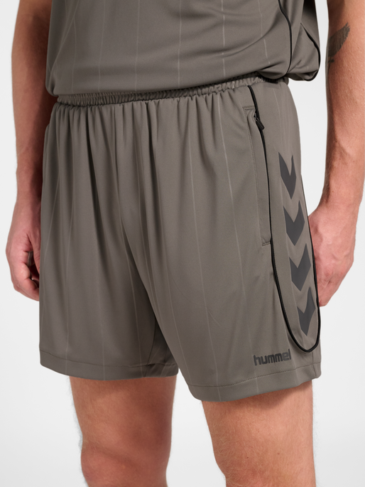 hmlPITCH SHORTS, CHARCOAL GRAY, model