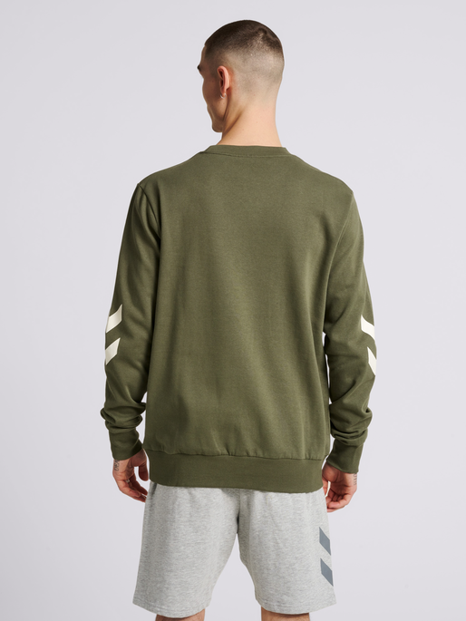 hmlLEGACY SWEATSHIRT, BEETLE, model