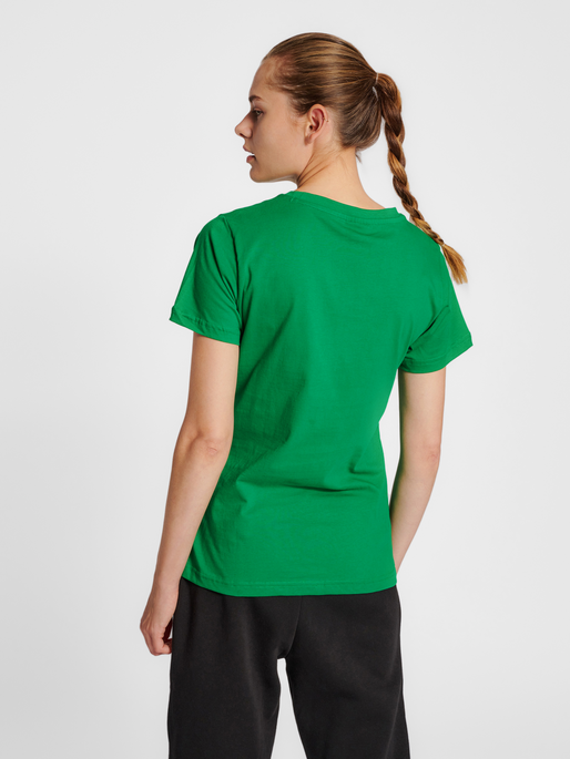 hmlRED BASIC T-SHIRT S/S WOMAN, JOLLY GREEN, model