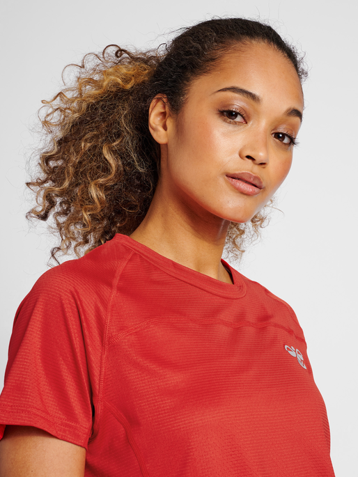 hmlGG12 TRAINING TEE WOMAN, AURA ORANGE, model