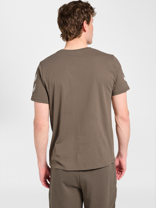 hmlLEGACY 2.0 T-SHIRT S/S, DARK NIGHT, model