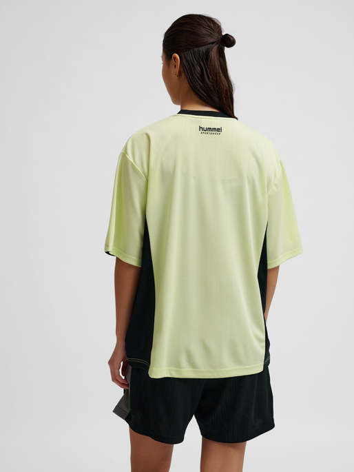 hmlLOOSE FB JERSEY S/S TOPSCORER, SHADOW LIME, model