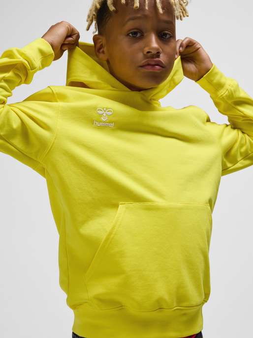 hmlGO 2.0 HOODIE KIDS, BLAZING YELLOW, model