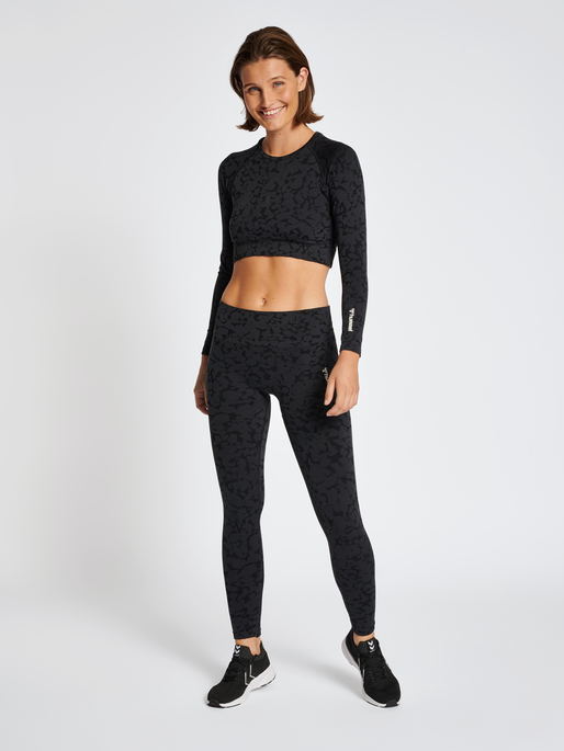 hmlMT PI SEAMLESS CROP T-SHIRT L/S, BLACK, model