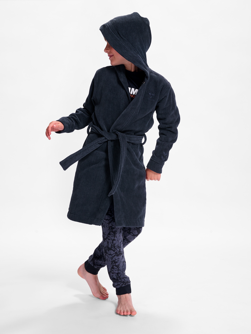hmlKIRBY ROBE, OMBRE BLUE, model
