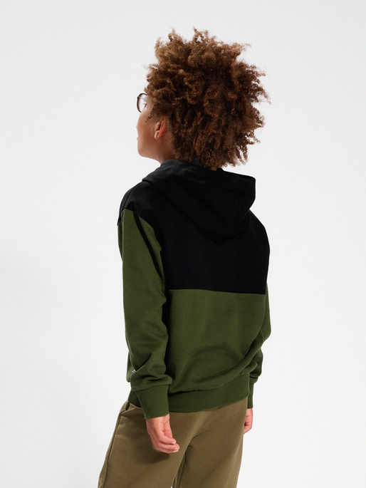 hmlMORTEN HOODIE, 6453, model