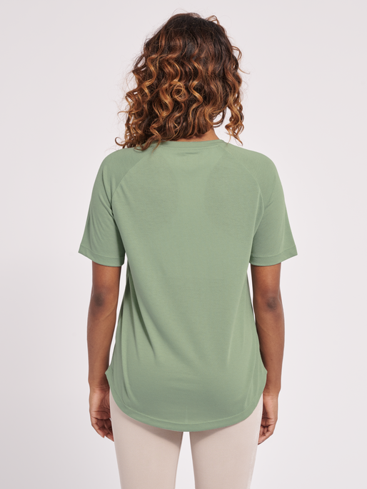 hmlMT VANJA T-SHIRT, LILY PAD, model