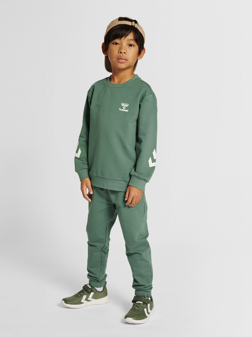 hmlVENTI TRACKSUIT, LAUREL WREATH, model