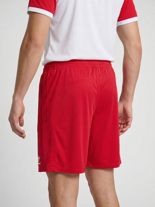 hmlESSENTIAL SHORTS, TRUE RED, model