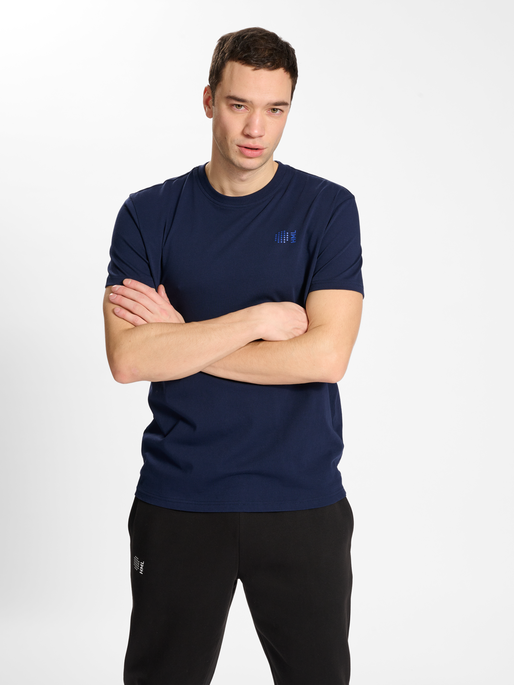 hmlCOURT COTTON T-SHIRT S/S, MARINE, model