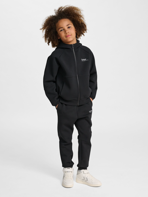 hmlJR TECH FLEECE ZIP HOODIE, BLACK, model