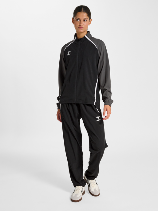 hmlLEAD 2.0  WOVEN JACKET WOMAN, BLACK/ASPHALT, model
