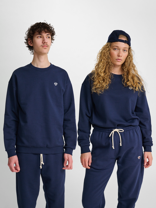 hmlLOOSE CREWNECK BEE, DRESS BLUES, model