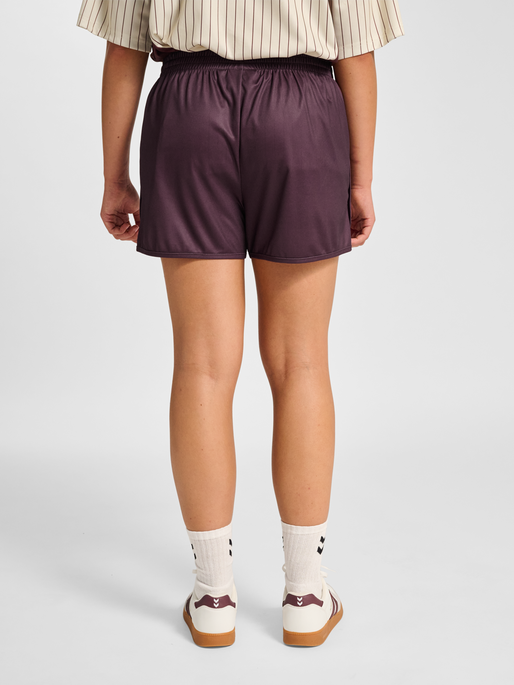 hmlPOLY W FB SHORTS, VINEYARD WINE, model