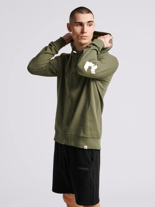 hmlLEGACY ZIP HOODIE, BEETLE, model
