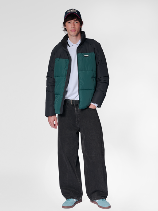 hmlPUFF JACKET SHORT SPORTSWEAR, PONDEROSA PINE, model