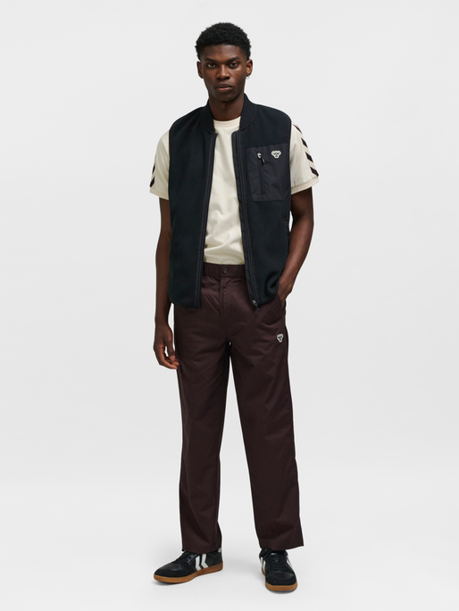 hmlCHINO PANT BEE, CHOCOLATE PLUM, model