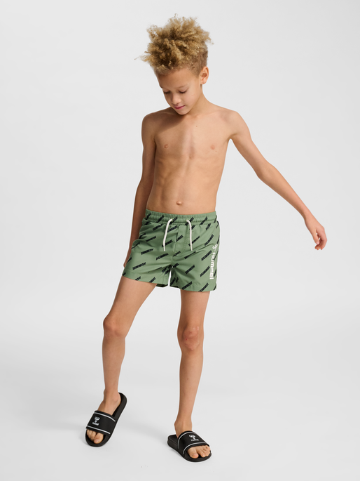 hmlCHILL BOARD SHORTS, HEDGE GREEN, model