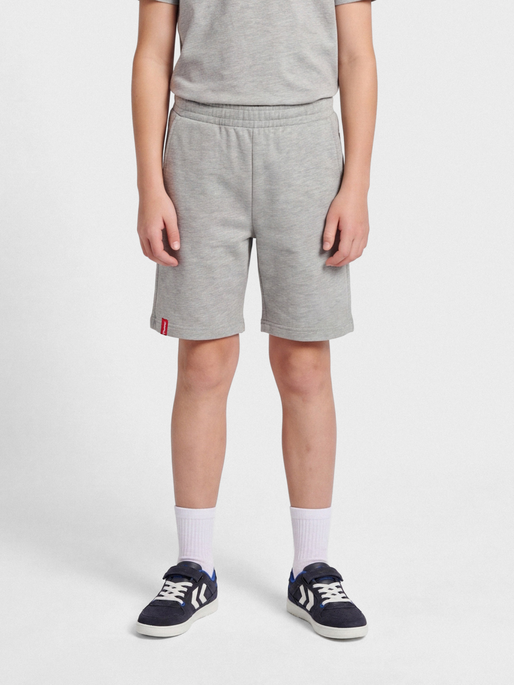 hmlRED BASIC SWEAT SHORTS KIDS, GREY MELANGE, model