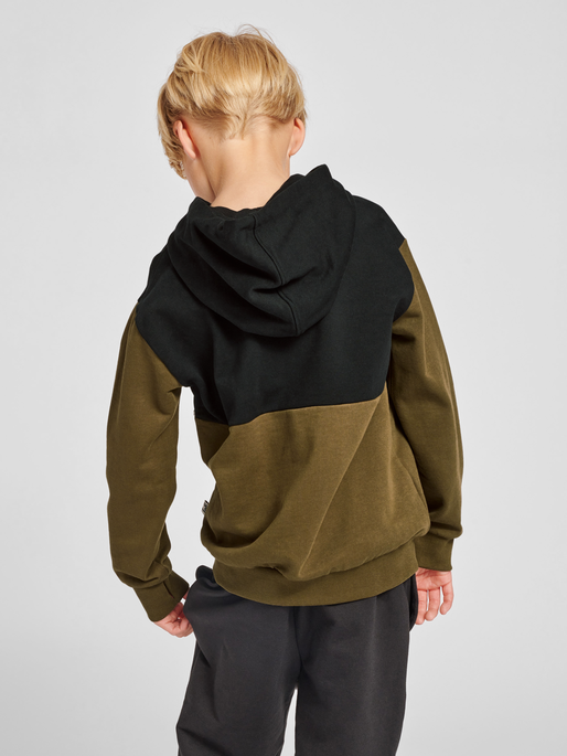hmlMORTEN HOODIE, DARK OLIVE, model