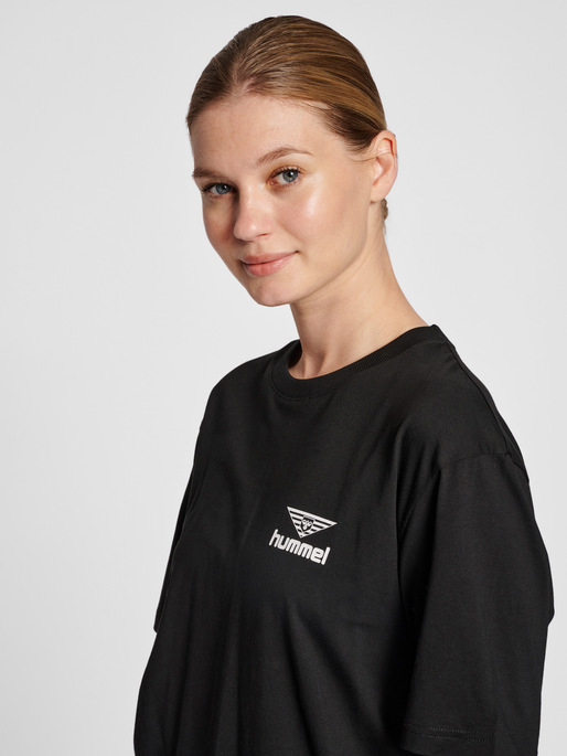 hmlLGC 365 T-SHIRT, BLACK, model