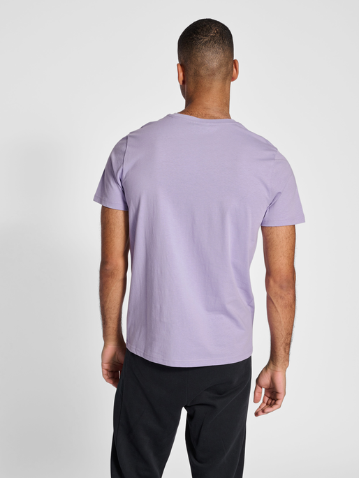 hmlLEGACY T-SHIRT, HEIRLOOM LILAC, model