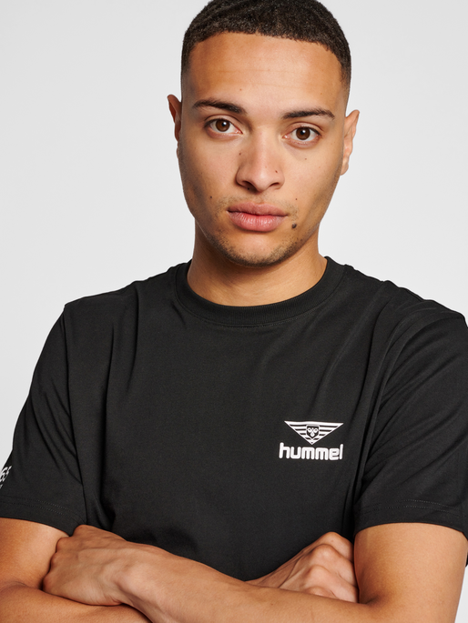 hmlLGC 365 T-SHIRT, BLACK, model