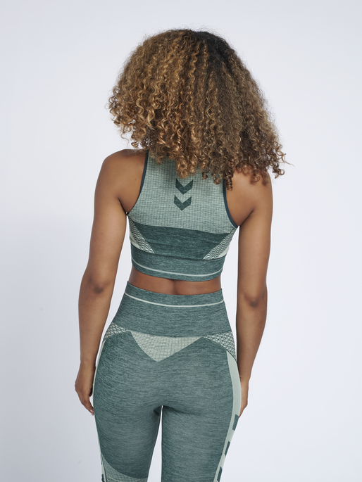 hmlVERA SEAMLESS SPORTS TOP, DARKEST SPRUCE/BASIL MELANGE, model