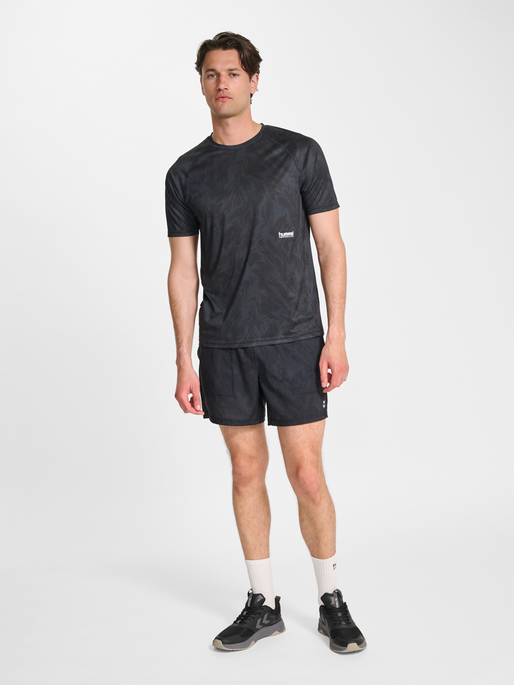 hmlPULSE AOP WORKOUT SHORTS SET, BLACK/EBONY, model