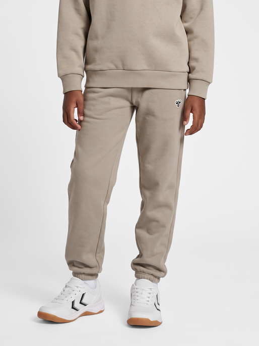 hmlJR LOOSE SWEATPANTS BEE, VINTAGE KHAKI, model