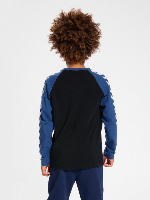 hmlBOYS T-SHIRT L/S, DARK DENIM, model
