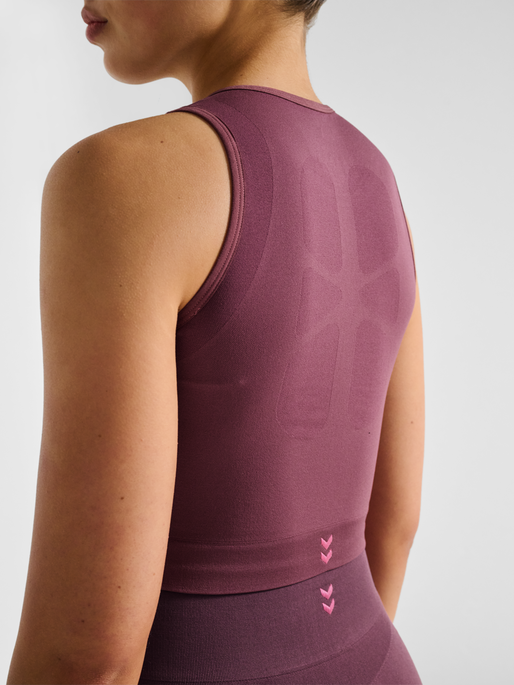 hmlHIIT SEAMLESS W TOP, NOCTURNE, model