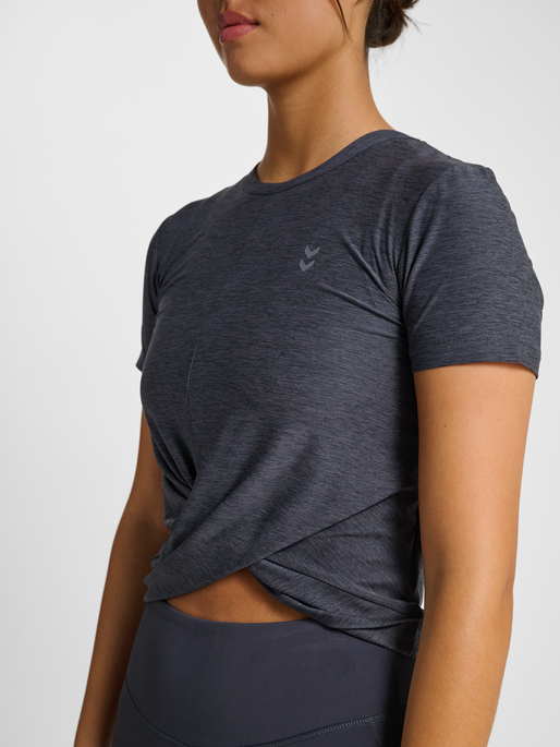 hmlYOGA WRAP W T-SHIRT S/S, EBONY, model