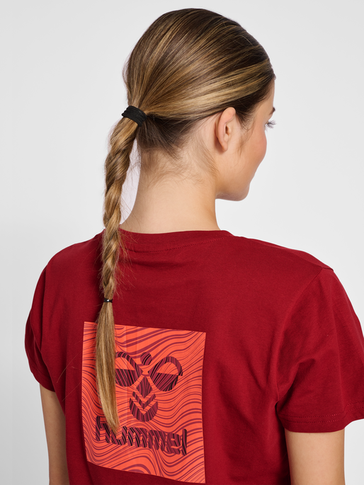 hmlOFFGRID TEE S/S WO, RHUBARB/NASTURTIUM, model