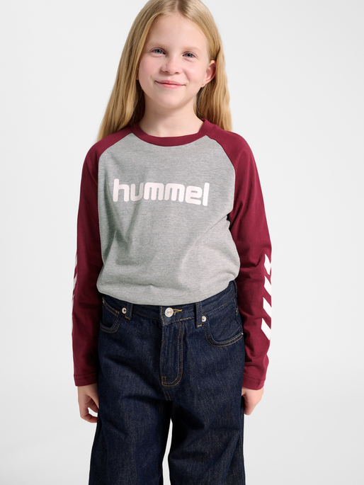 hmlJR LOGO T-SHIRT L/S, CHOCOLATE TRUFFLE, model