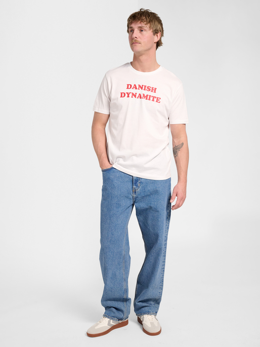 hmlPULSE GRAPHIC T-SHIRT S/S, WHITE/TANGO RED, model