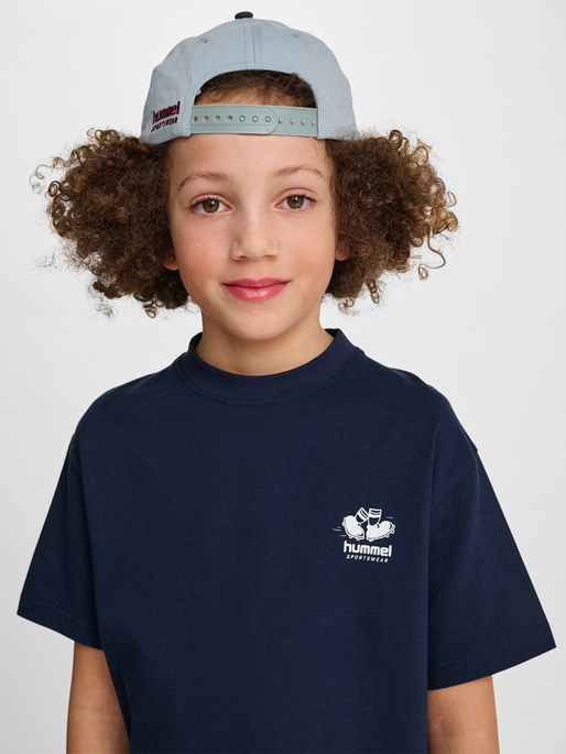 hmlLOOSE TEE S/S GRAPHIC JUNIOR, DARK SAPPHIRE, model