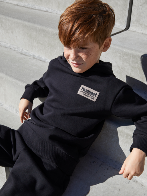 hmlDARE HOODIE, 2001, model