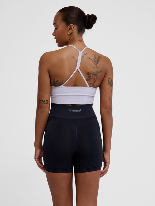 hmlTIFFY SEAMLESS SPORTS TOP, THISTLE, model