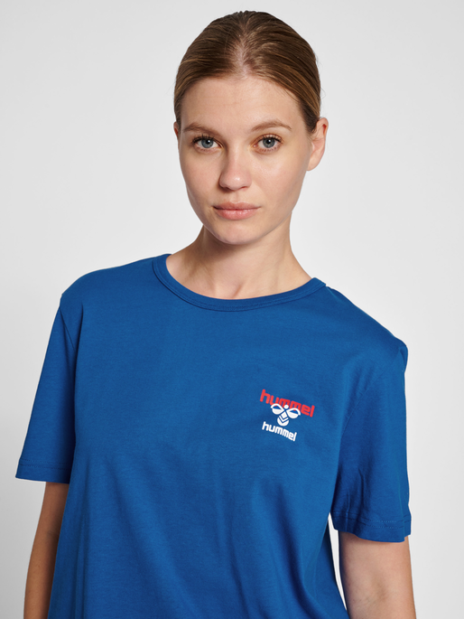 hmlIC DAYTON T-SHIRT, TRUE BLUE, model