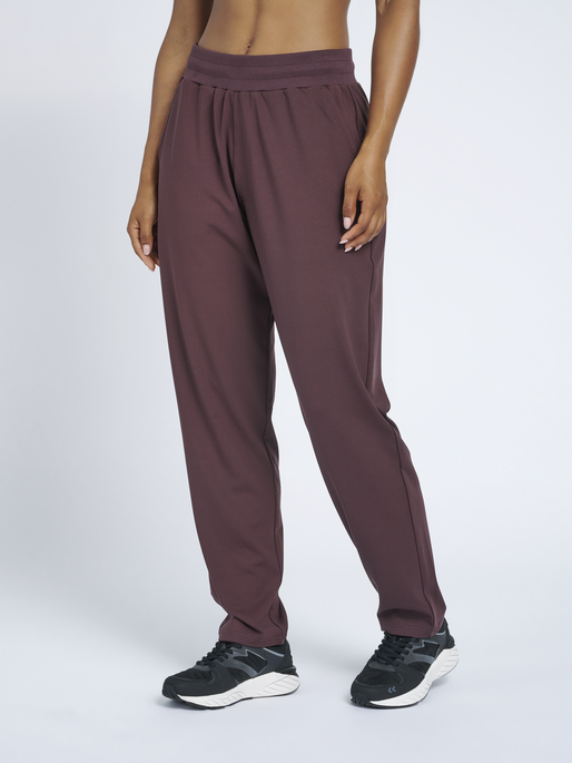 hmlLUISE LOOSE PANTS, FUDGE, model