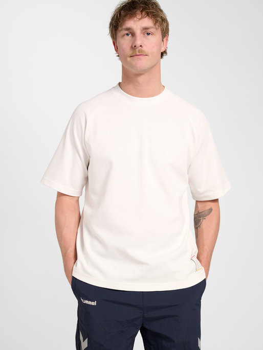 hmlWORLD 26 T-SHIRT S/S, BLANC DE BLANC, model